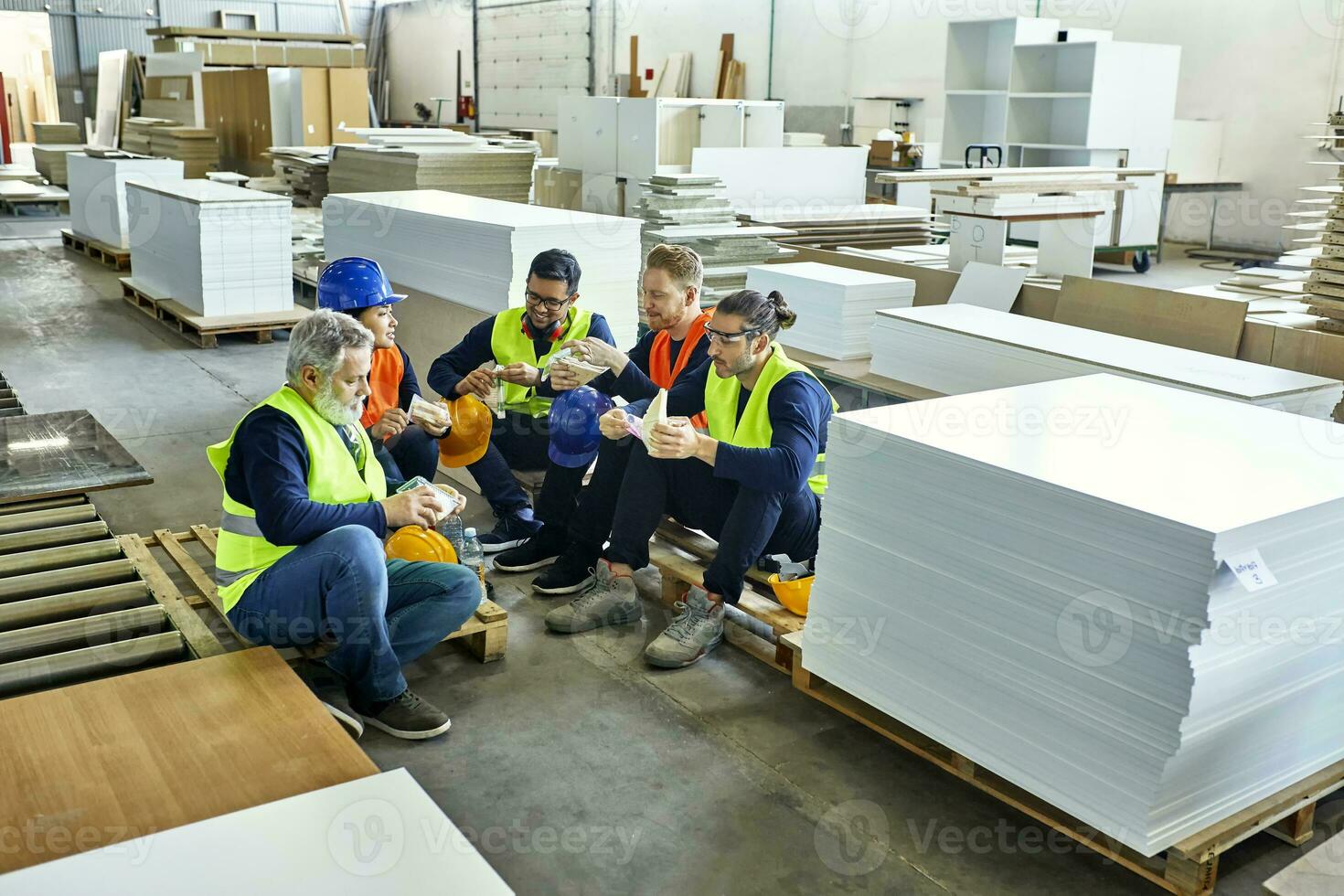 ouvriers dans usine ayant le déjeuner Pause ensemble photo