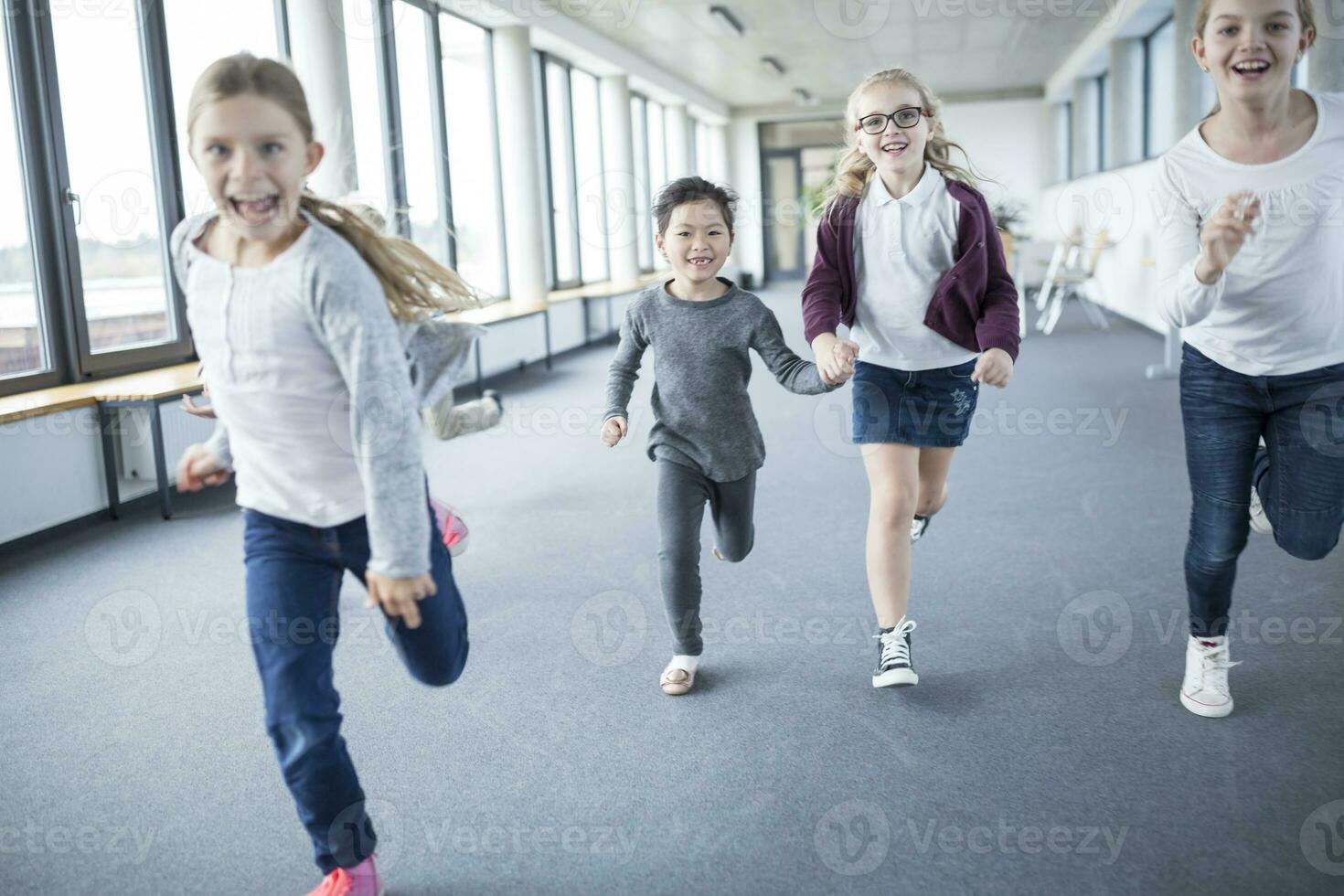excité écolières se précipiter vers le bas école couloir photo