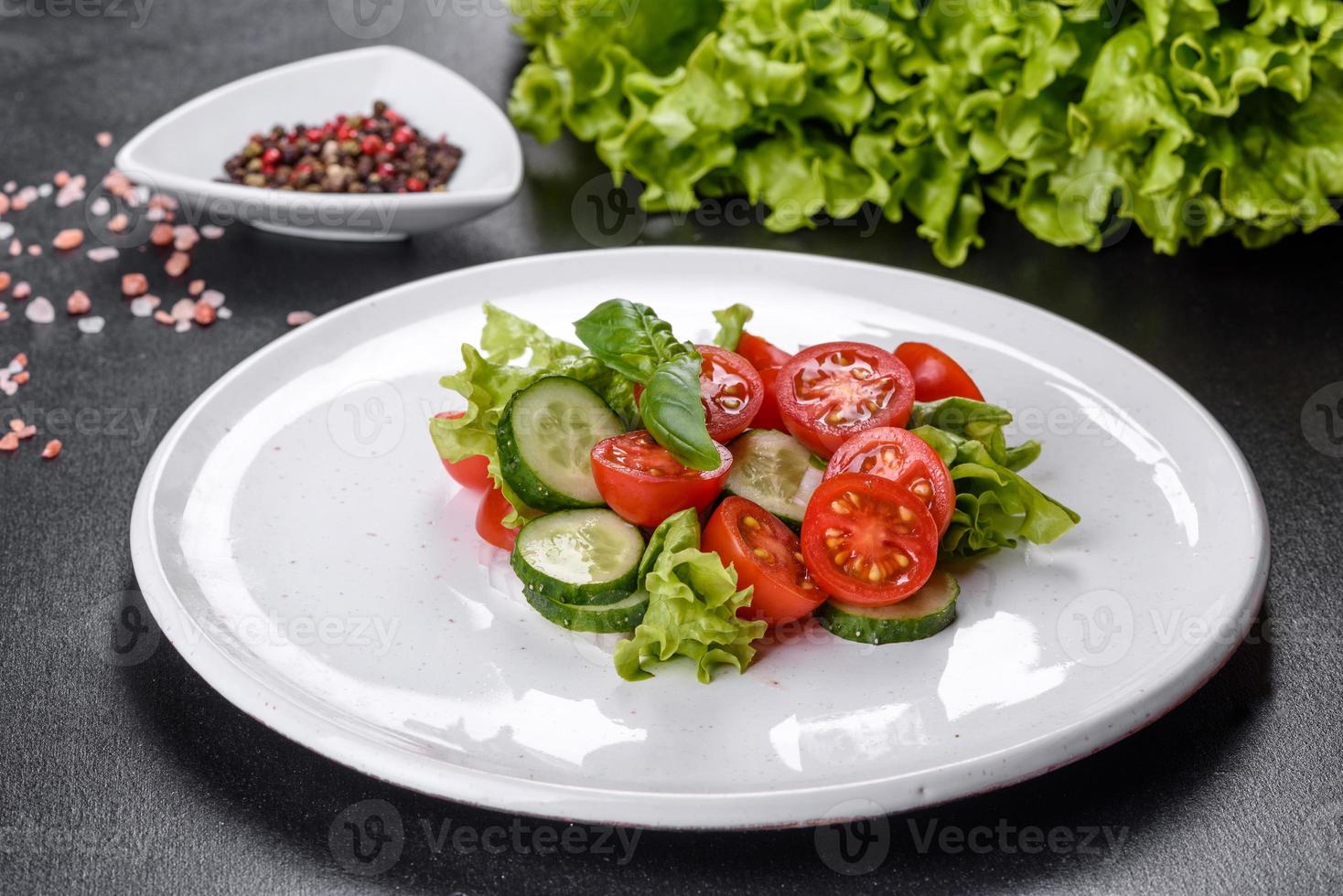 délicieuse salade fraîche avec des légumes photo