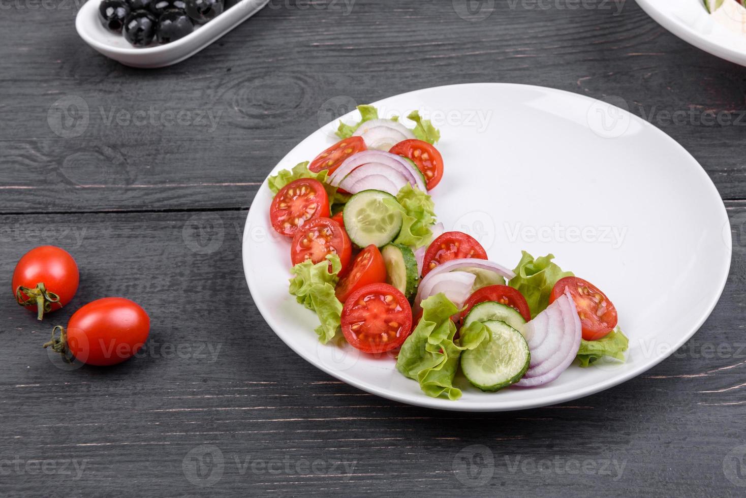 délicieuse salade fraîche avec des légumes photo
