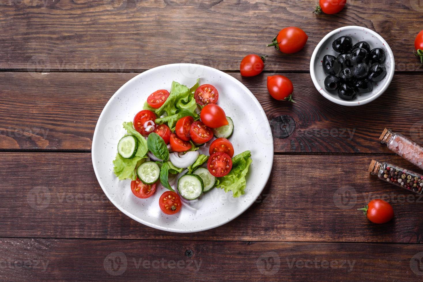 délicieuse salade fraîche avec des légumes photo