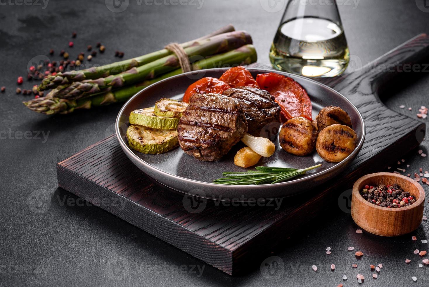 savoureux médaillon de bœuf au four avec légumes, champignons et épices photo