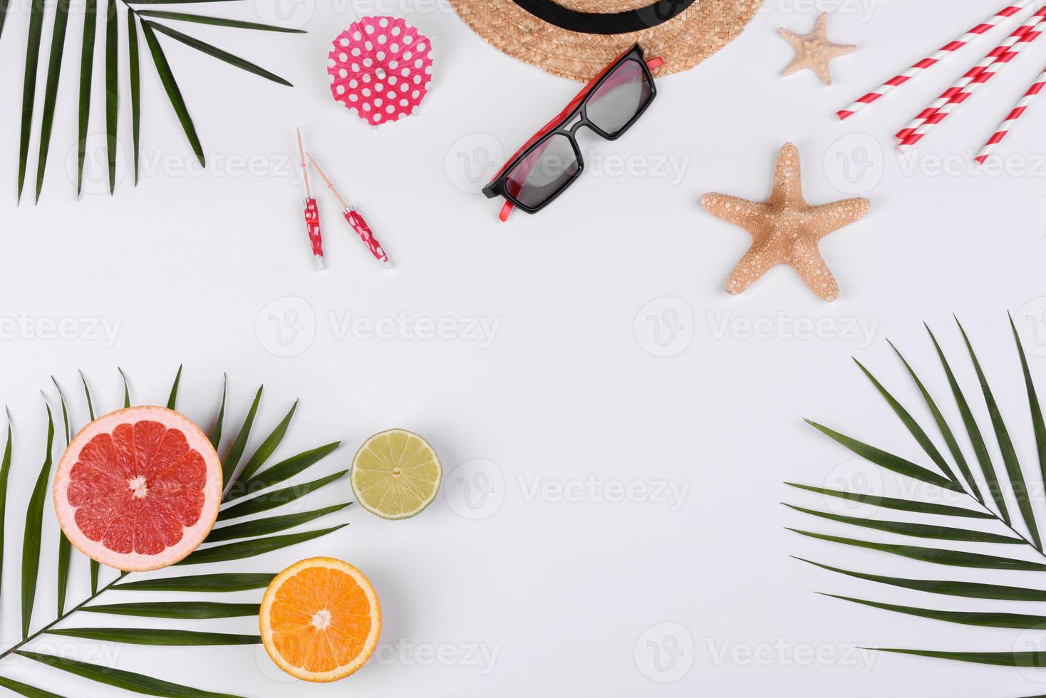 accessoires de plage, lunettes et chapeau avec coquillages et étoiles de mer sur fond coloré photo