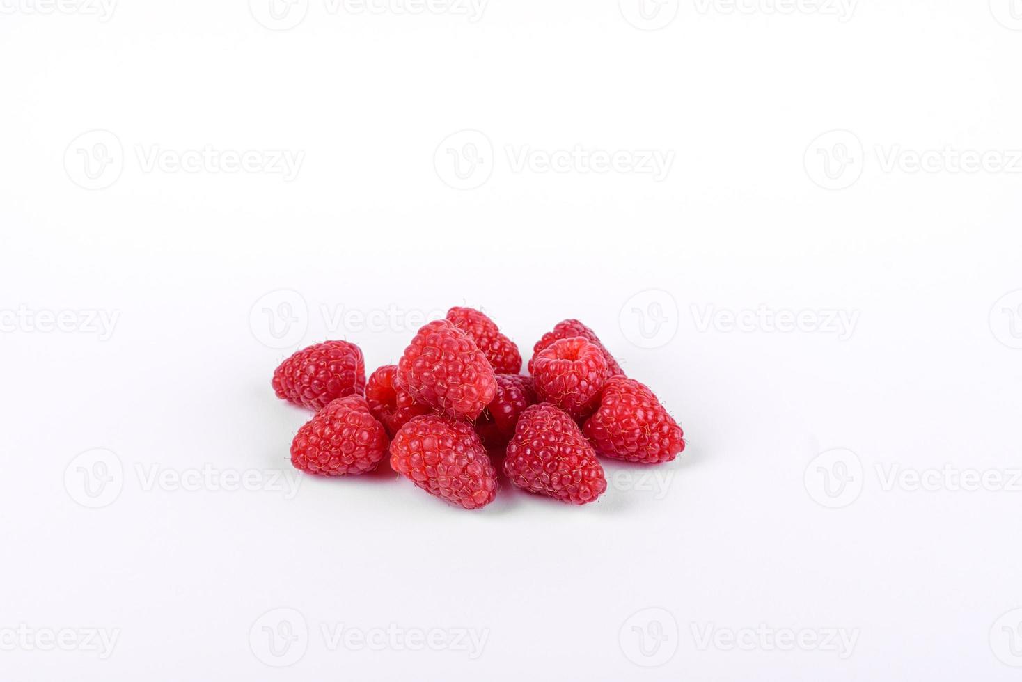 Framboises mûres avec feuille de framboise isolé sur fond blanc photo