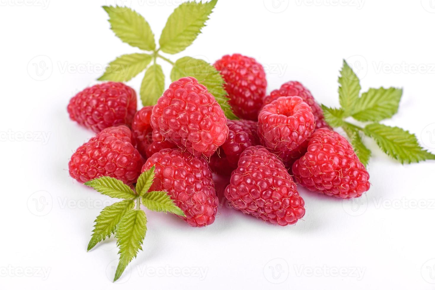 Framboises mûres avec feuille de framboise isolé sur fond blanc photo