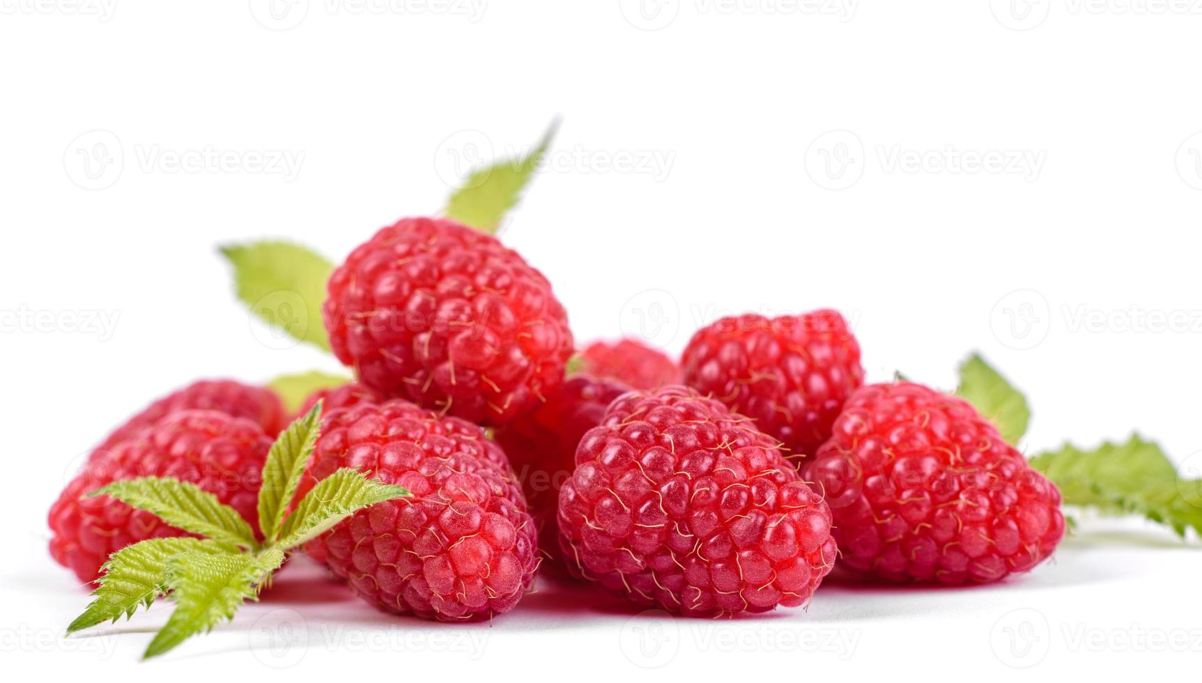 Framboises mûres avec feuille de framboise isolé sur fond blanc photo