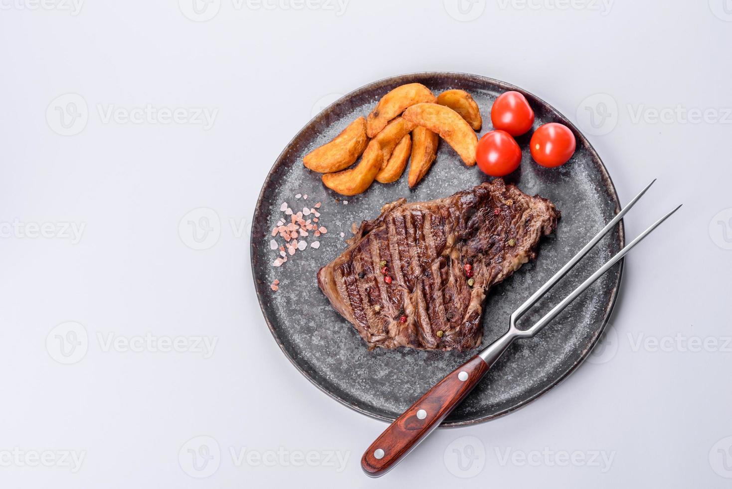 délicieux steak de boeuf frais juteux avec des épices et des herbes sur fond blanc photo