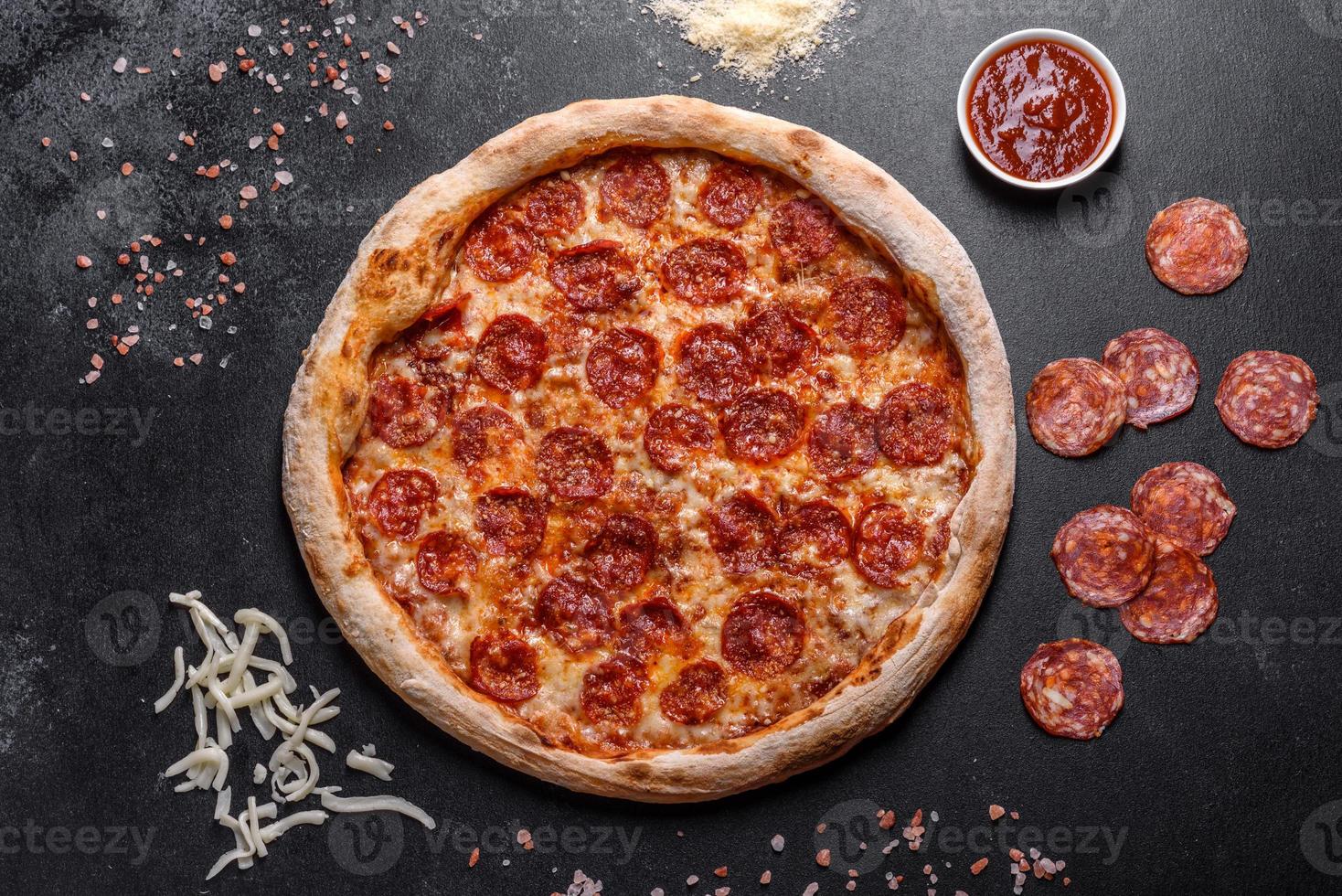 pizza au pepperoni avec sauce à pizza, fromage mozzarella et pepperoni photo