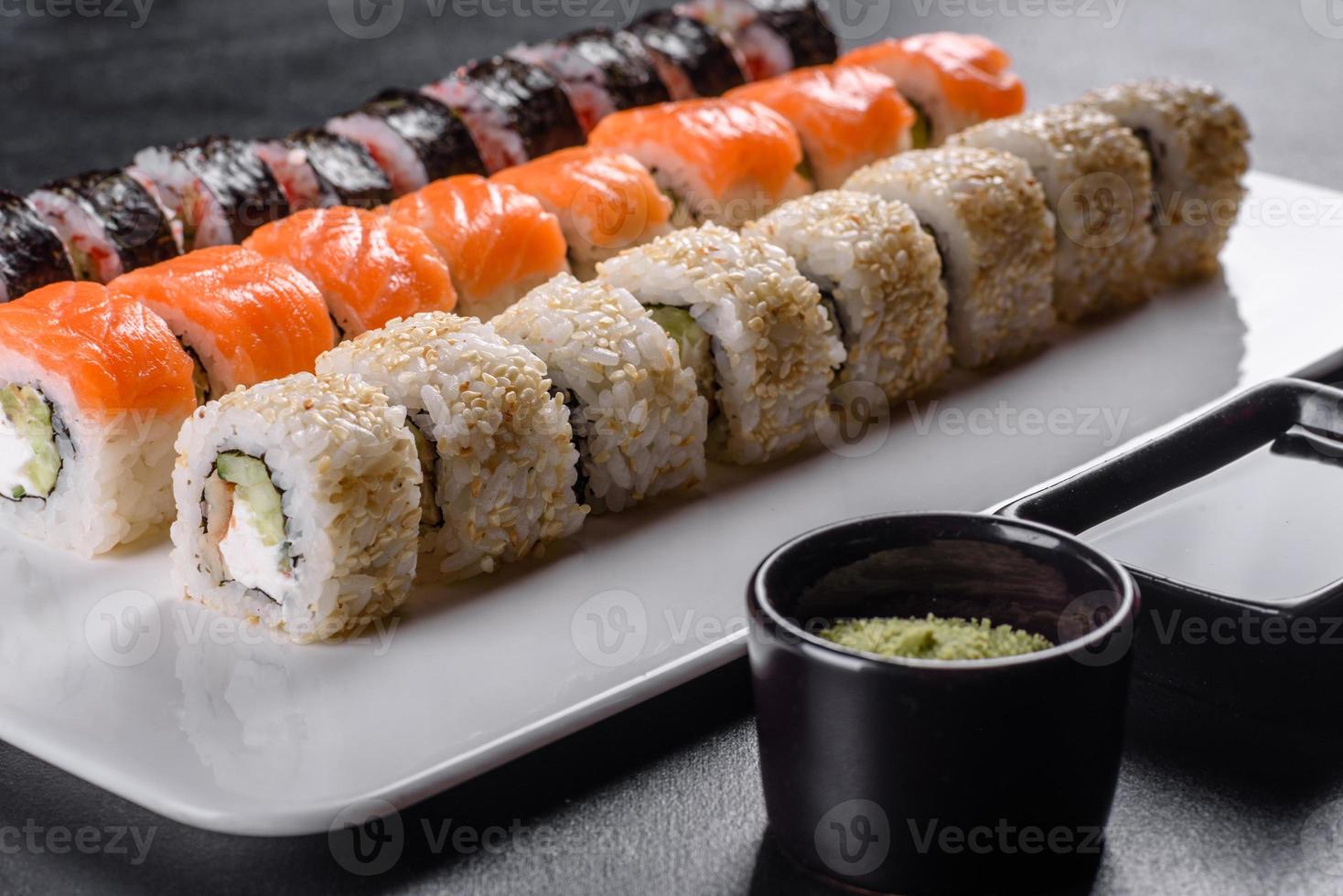 cuisine japonaise avec avocat, crevettes, crabe et saumon photo