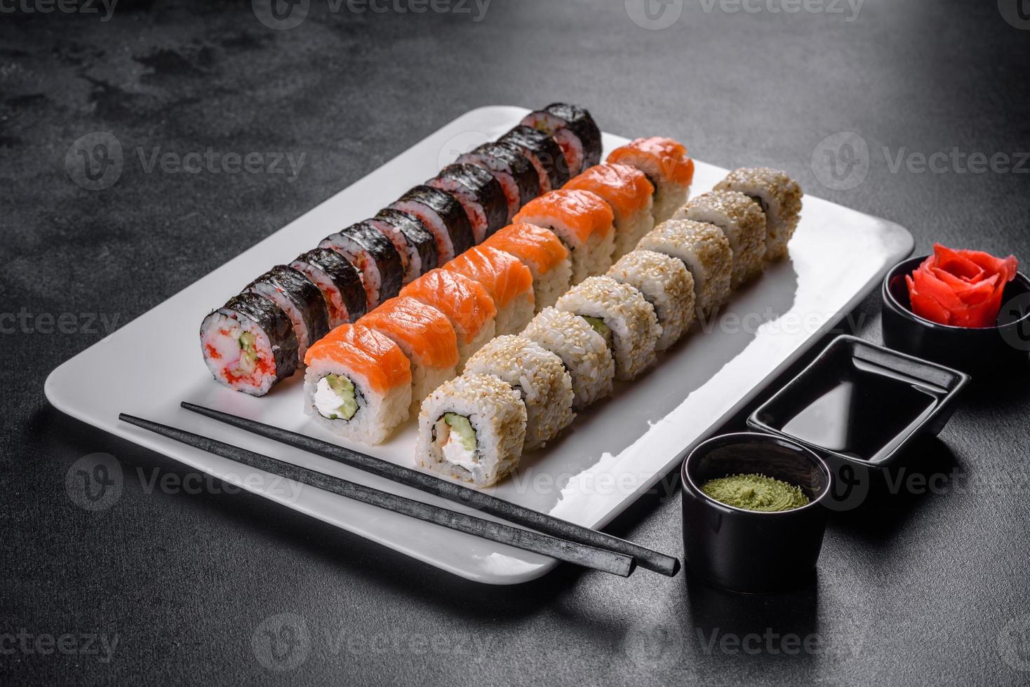 cuisine japonaise avec avocat, crevettes, crabe et saumon photo