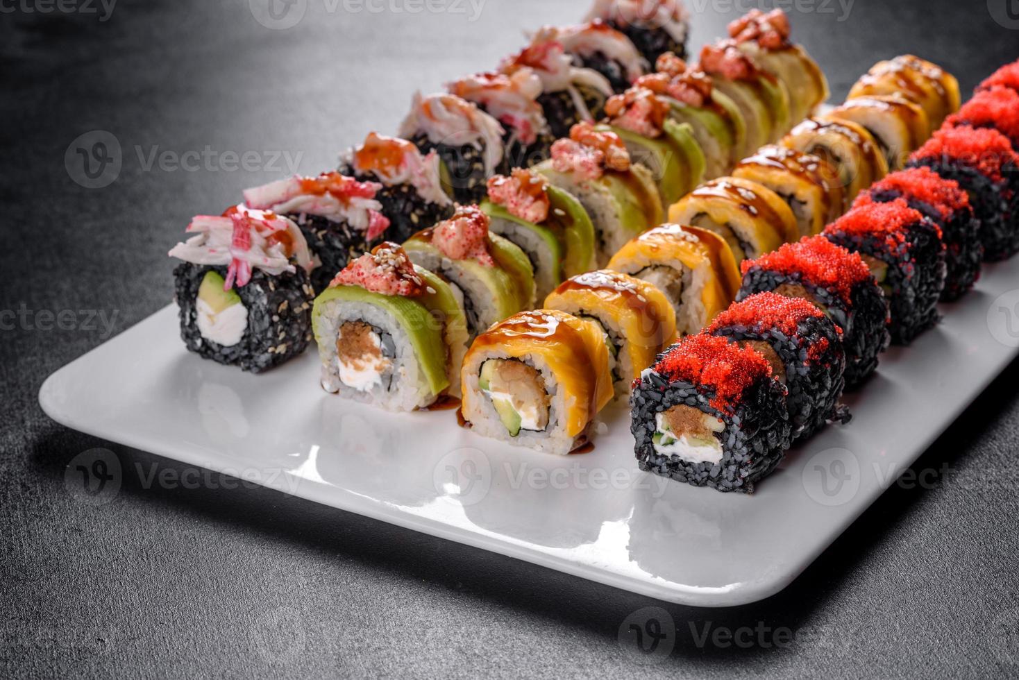 cuisine japonaise avec avocat, crevettes, crabe et saumon photo