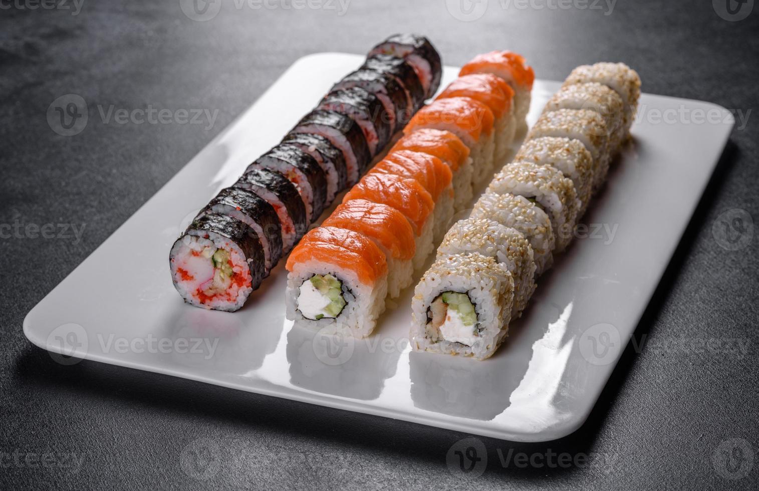 cuisine japonaise avec avocat, crevettes, crabe et saumon photo