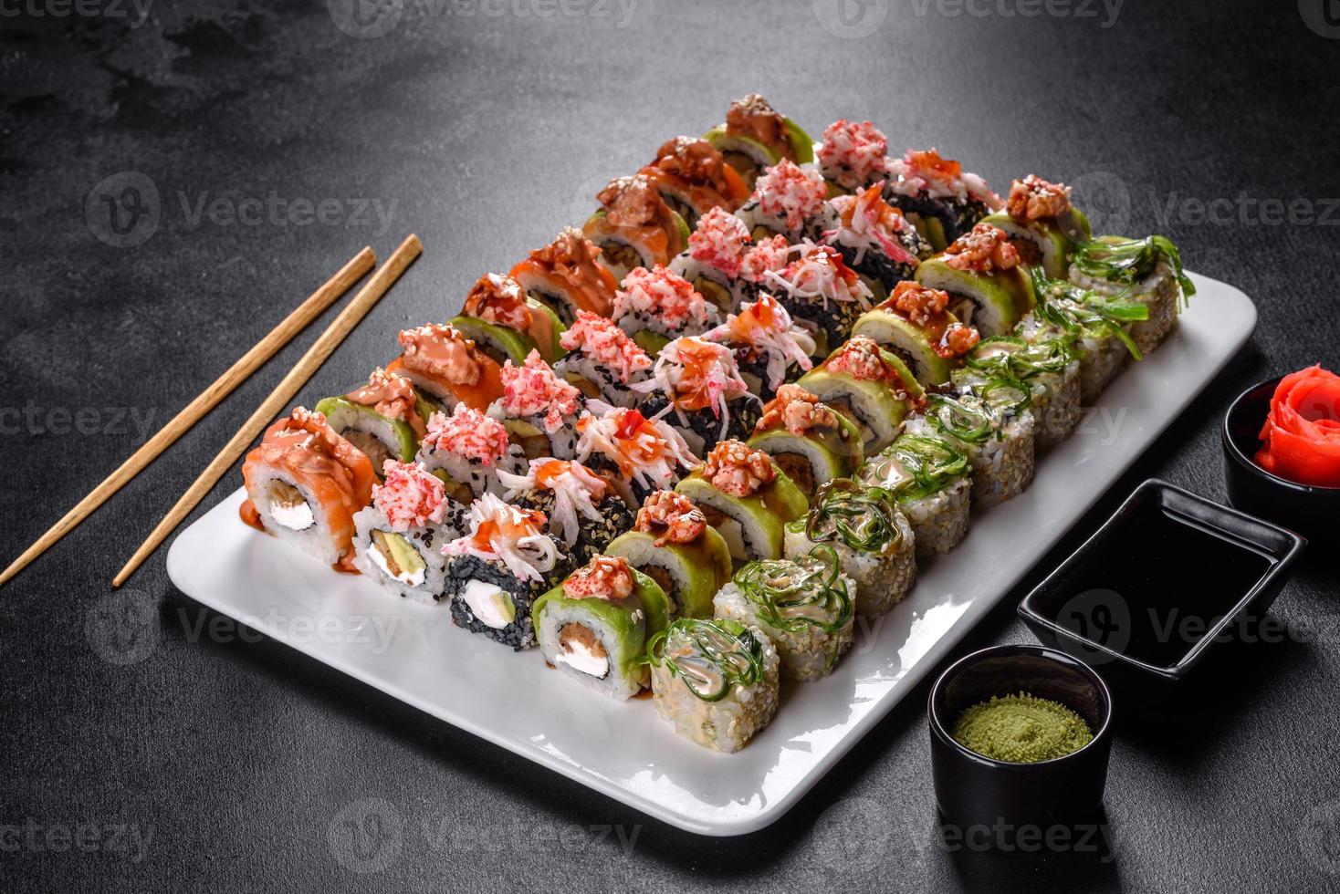 cuisine japonaise avec avocat, crevettes, crabe et saumon photo