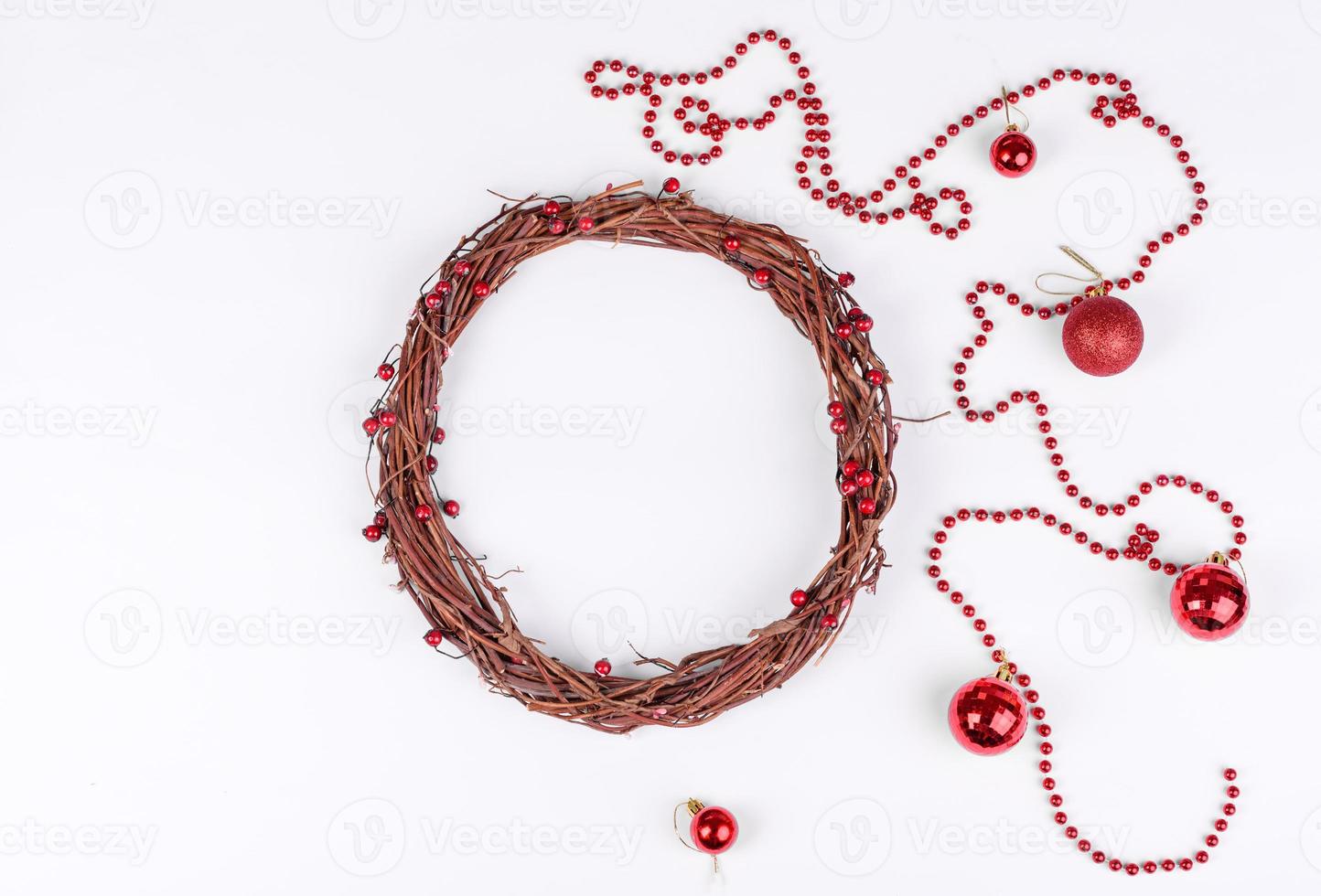 cadeaux, branches de sapin, décorations rouges sur fond blanc photo