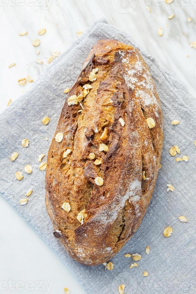 délicieux pain frais sur fond de marbre. mode de vie alimentation saine. photo