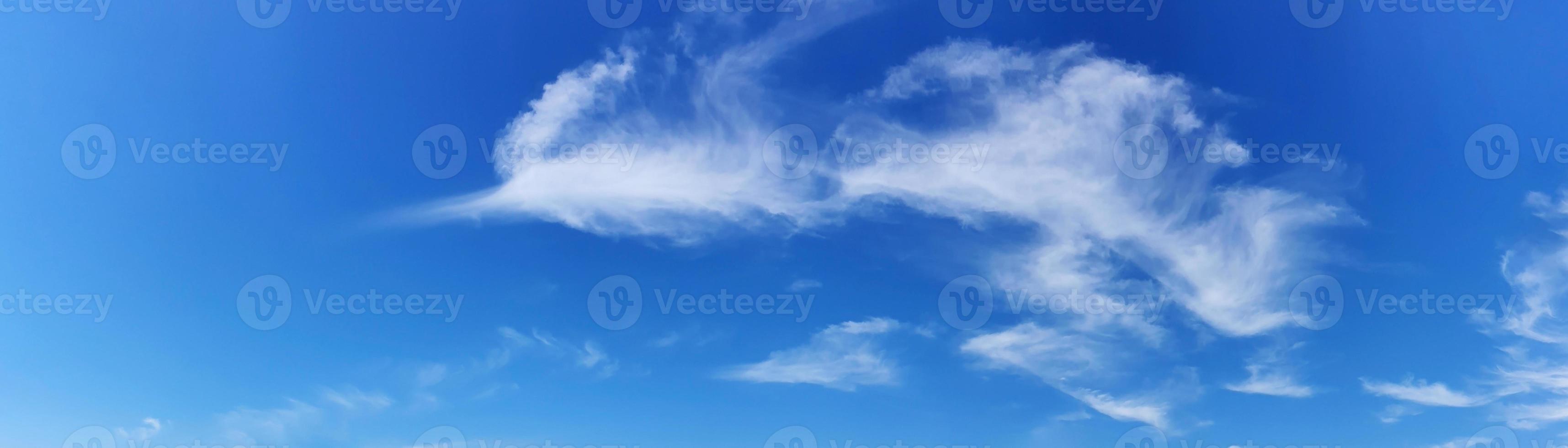 ciel panoramique avec des nuages par une journée ensoleillée. beau nuage de cirrus. photo