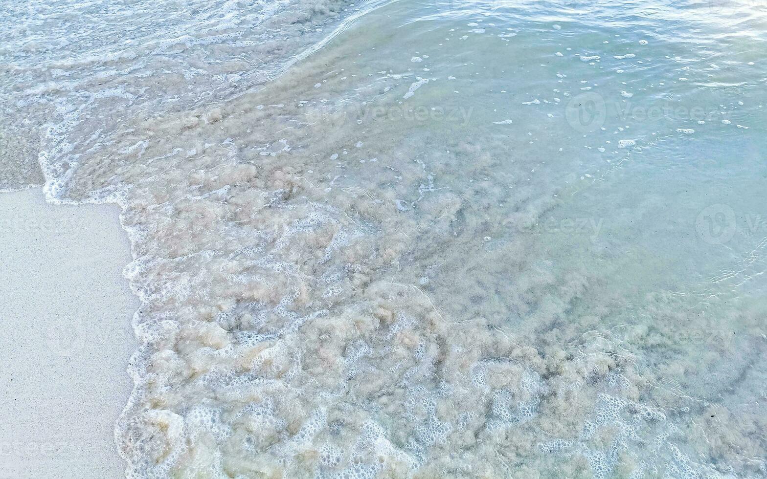 vagues à la plage tropicale mer des caraïbes eau turquoise claire mexique. photo