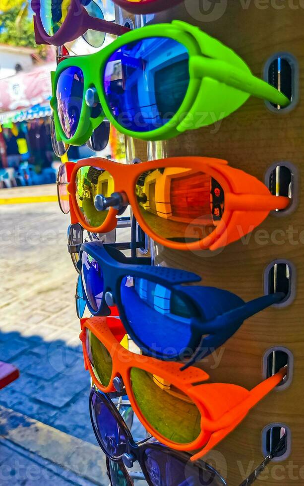 coloré cool des lunettes de soleil à touristique Ventes supporter dans Mexique. photo