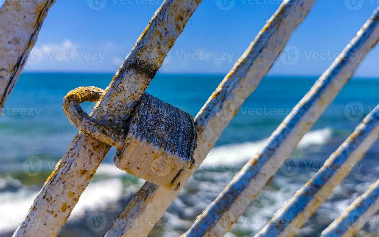 fermer à clé sur métal balustrade sur plage playa del Carmen Mexique. photo