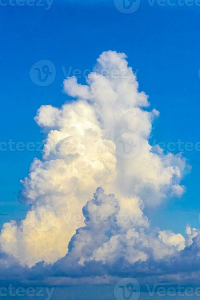 formation de nuages explosifs cumulus dans le ciel au mexique. photo