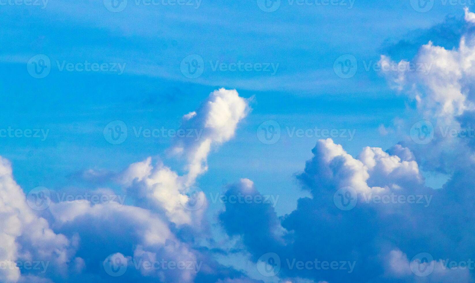 formation de nuages explosifs cumulus dans le ciel au mexique. photo