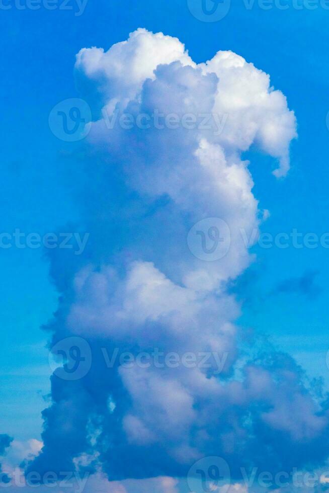 formation de nuages explosifs cumulus dans le ciel au mexique. photo