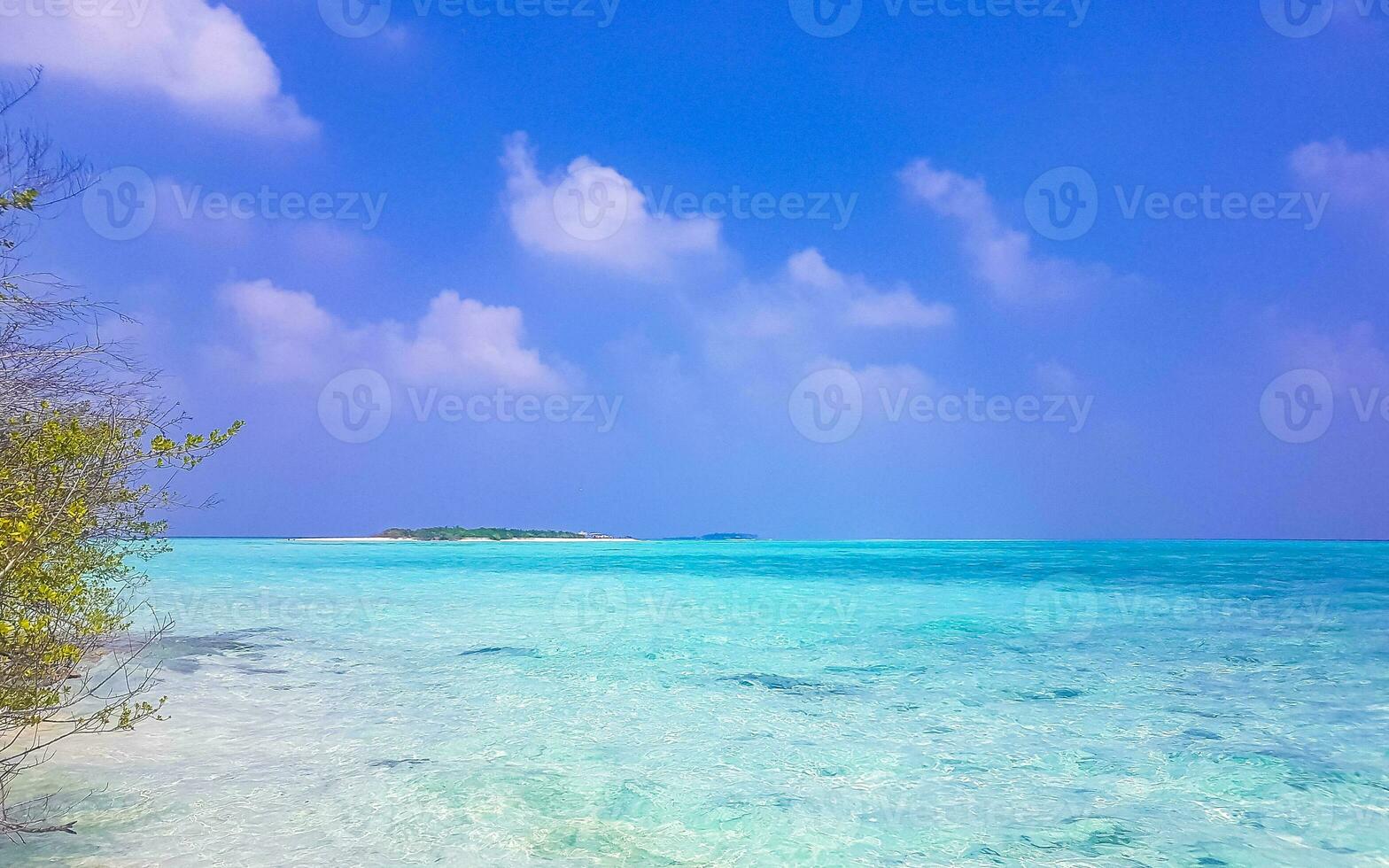 dégradé de couleurs sur les îles du banc de sable madivaru finolhu rasdhoo atoll maldives. photo