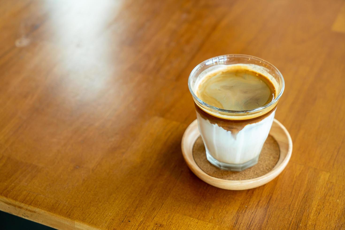 café sale - un verre d'espresso mélangé avec du lait frais froid photo