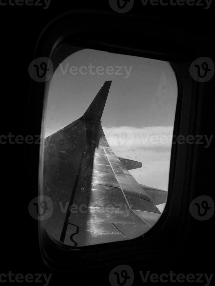 belle vue depuis la fenêtre de l'avion, une grande aile d'avion montre une fenêtre à battants photo