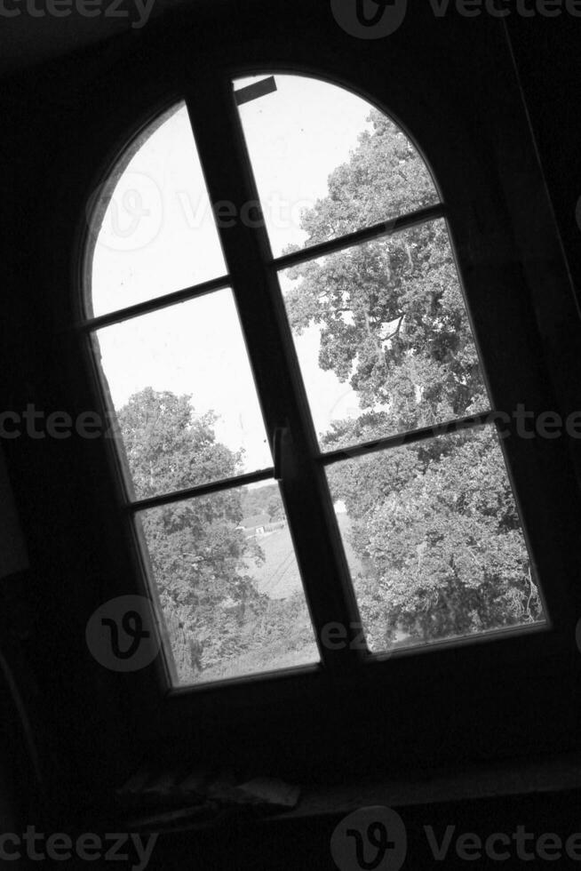 belle fenêtre à cadre en bois dans un immeuble ancien sans personnes photo