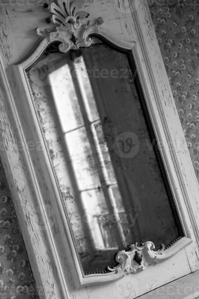 beau miroir à cadre en bois dans un immeuble ancien sans personnes photo