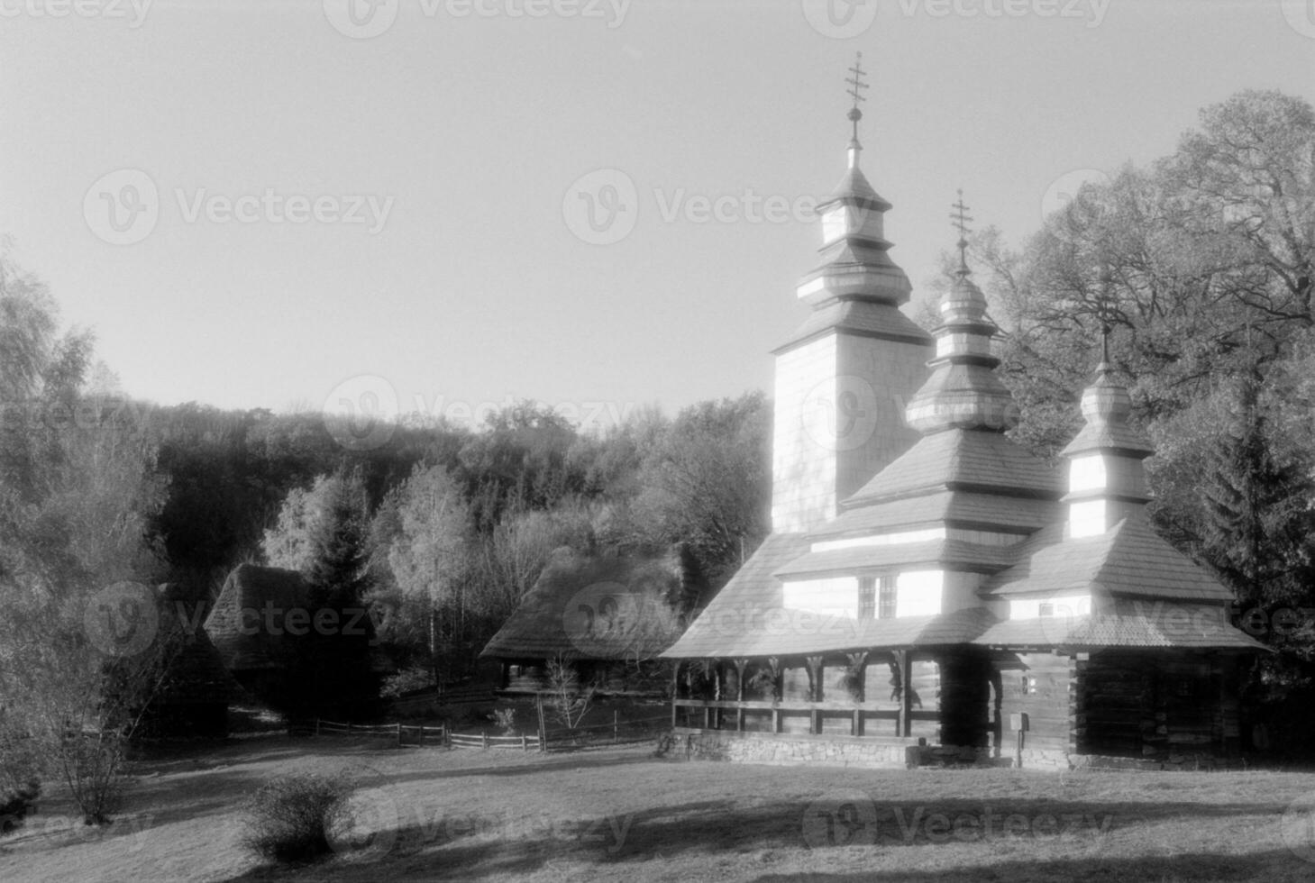 Croix de l'église chrétienne dans la haute tour du clocher pour la prière photo