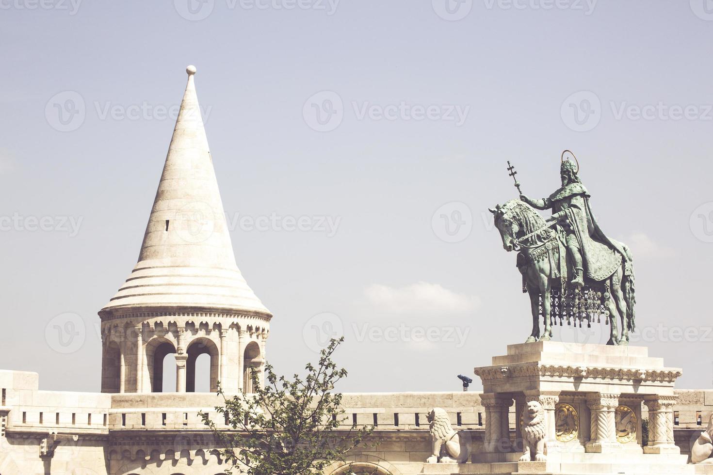 statue équestre du roi saint stephen sur la place de la trinité photo