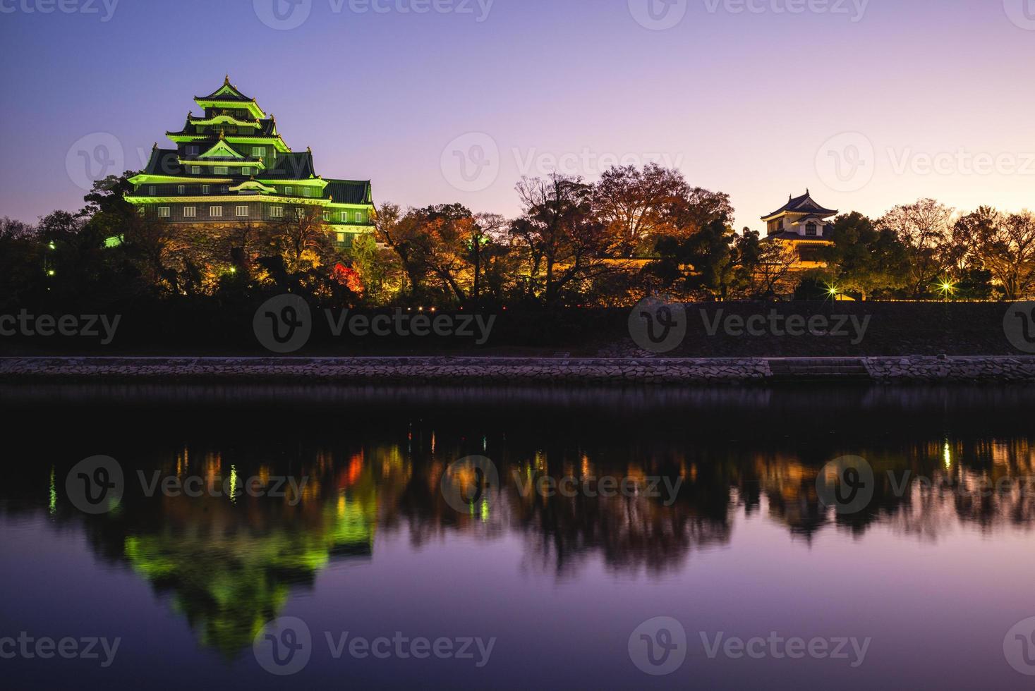 château d'okayama, alias ujo ou château de corbeau, au bord de la rivière asahi au japon photo