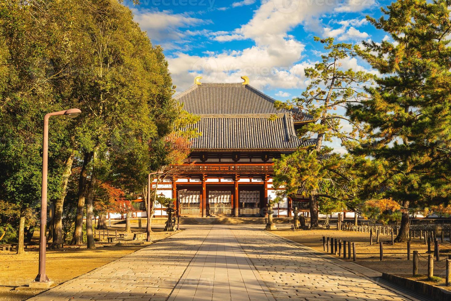 porte du milieu de todaiji, grand temple oriental, à nara, japon photo