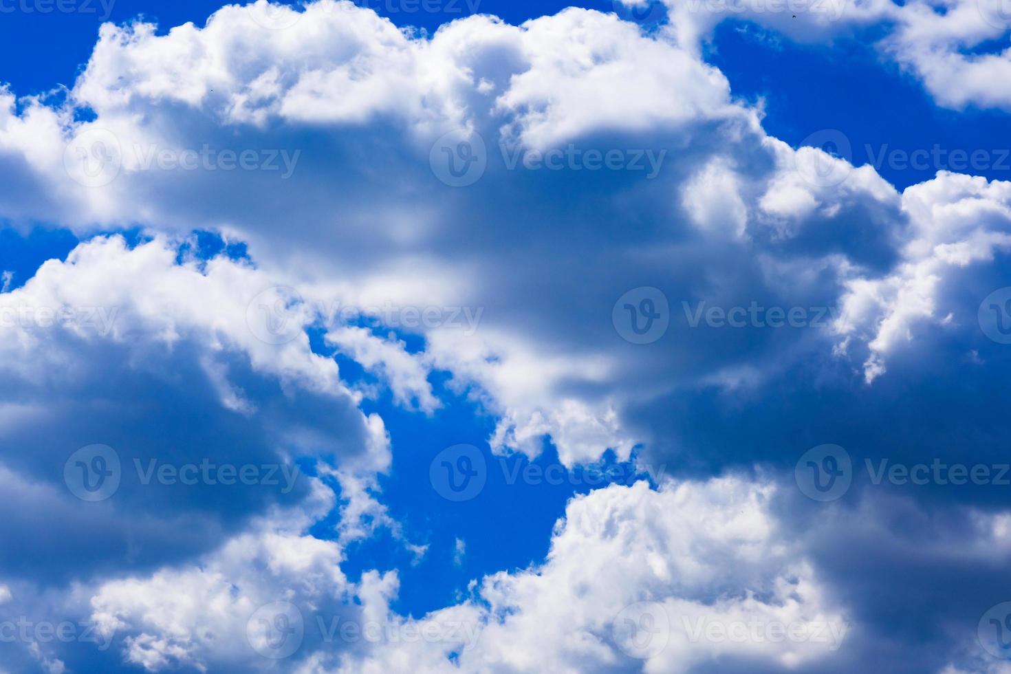 ciel bleu profond avec des nuages blancs photo