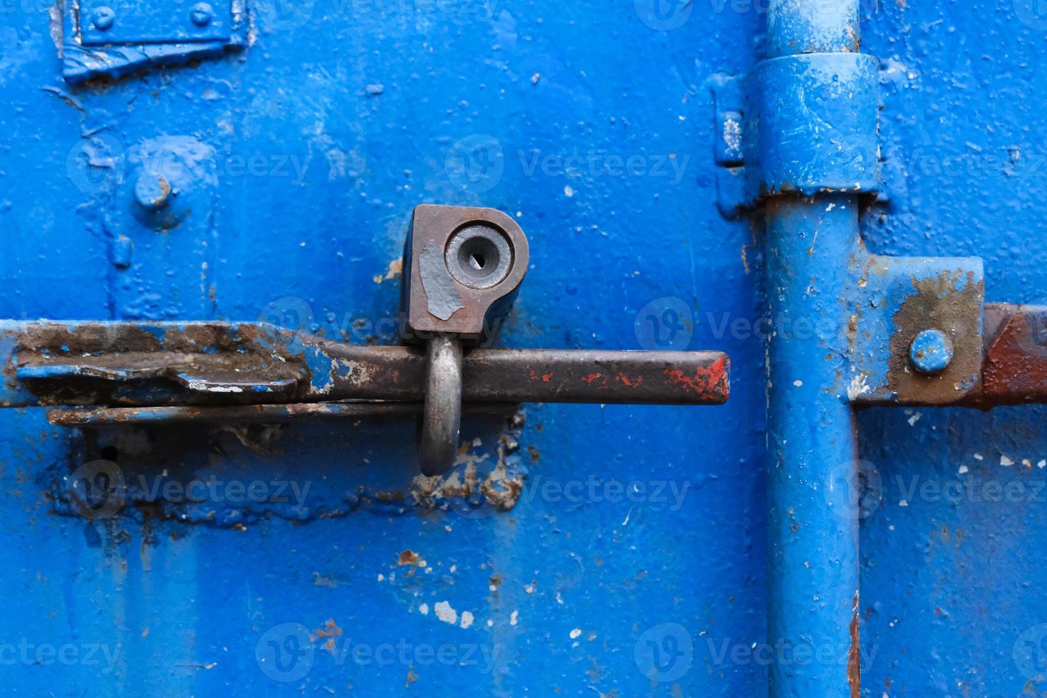 vieille serrure rouillée sur la porte bleu vif photo