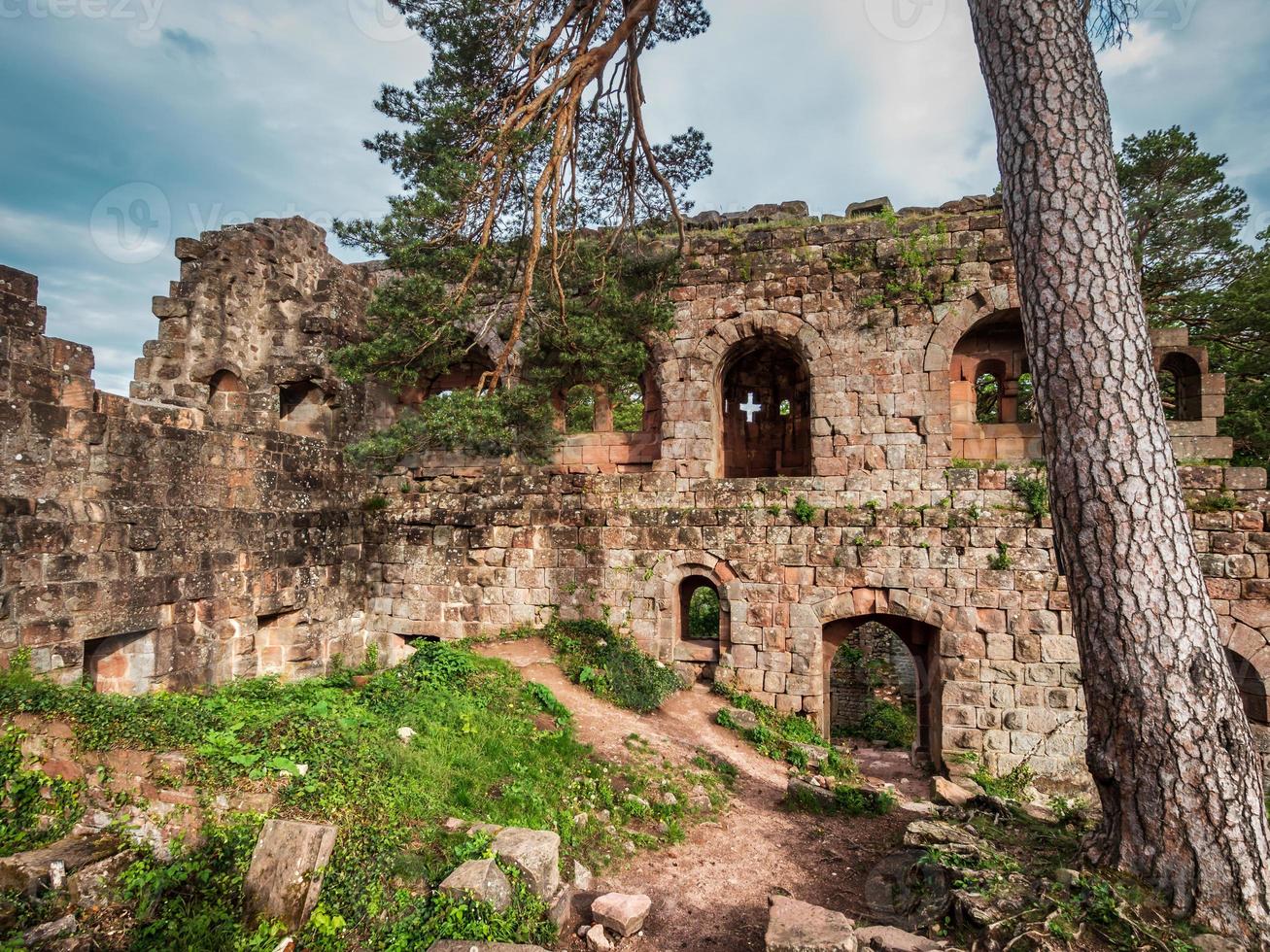 château médiéval landsberg dans vosges, alsace. ruines antiques dans les montagnes. photo