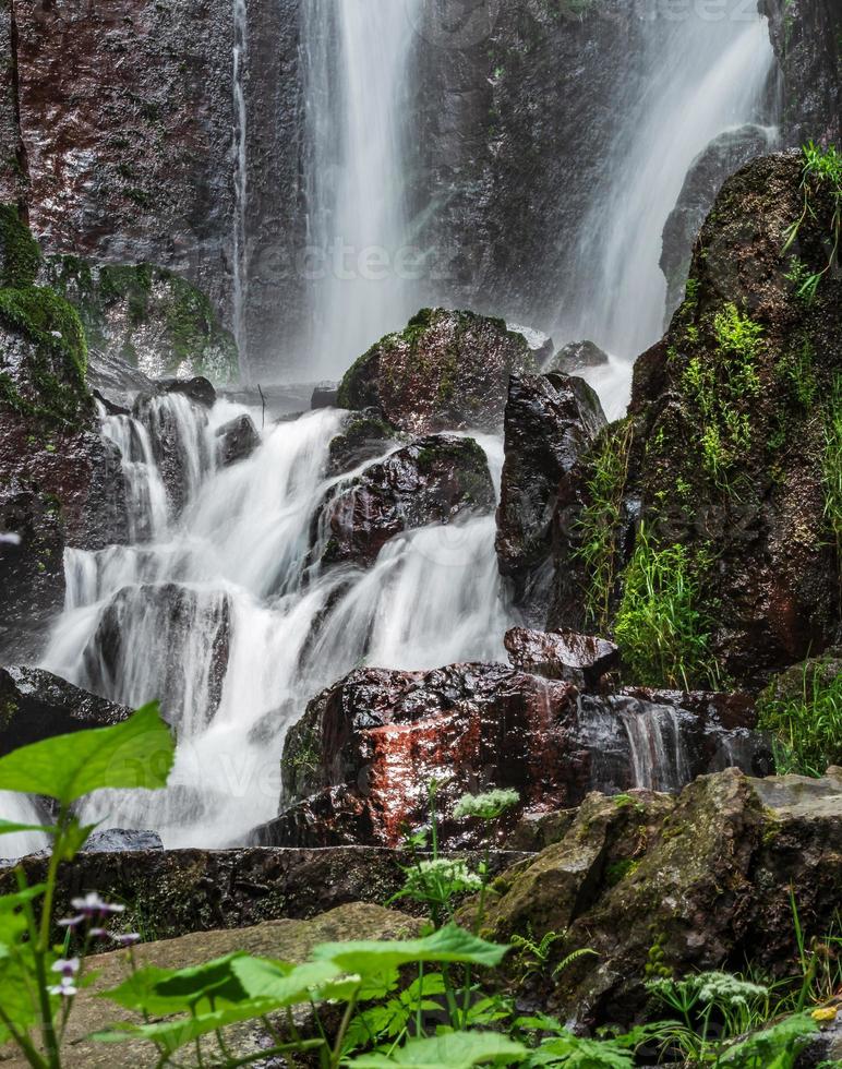 cascade nideck près des ruines du château médiéval en alsace photo