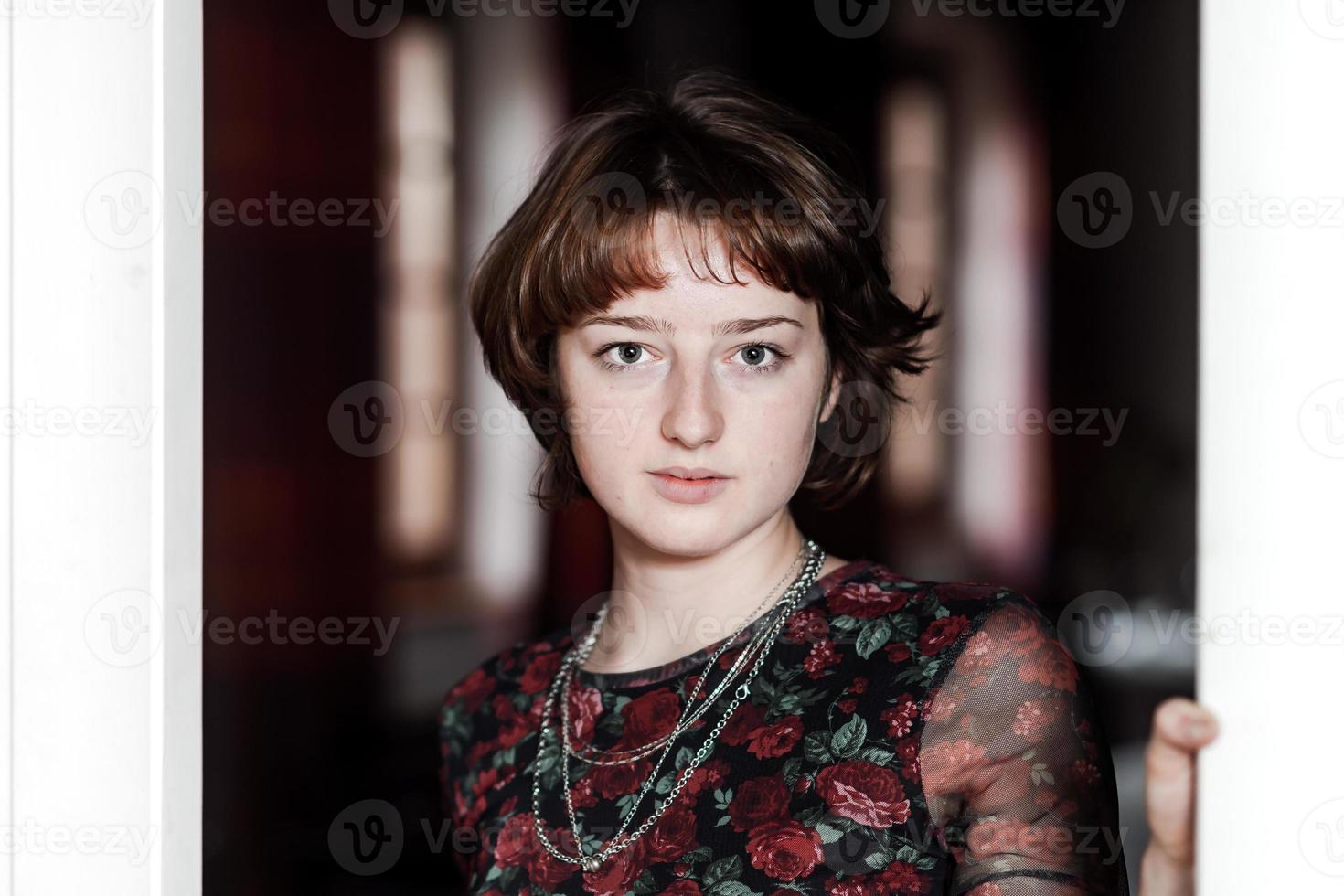 jeune fille posant dans une grande salle. jeunesse et beauté. photo