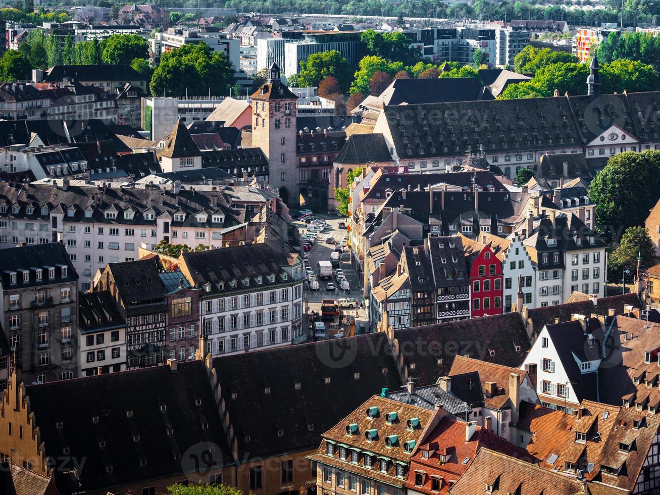 vue aérienne de la ville de strasbourg. journée ensoleillée. toits de tuiles rouges. photo