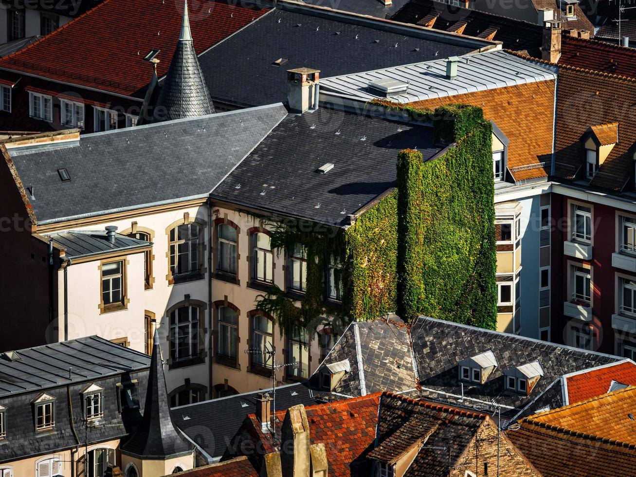 vue aérienne de la ville de strasbourg. journée ensoleillée. toits de tuiles rouges. photo