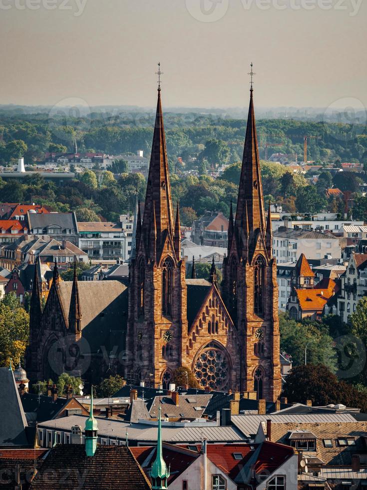 vue aérienne de la ville de strasbourg. journée ensoleillée. toits de tuiles rouges. église réformée saint paul photo