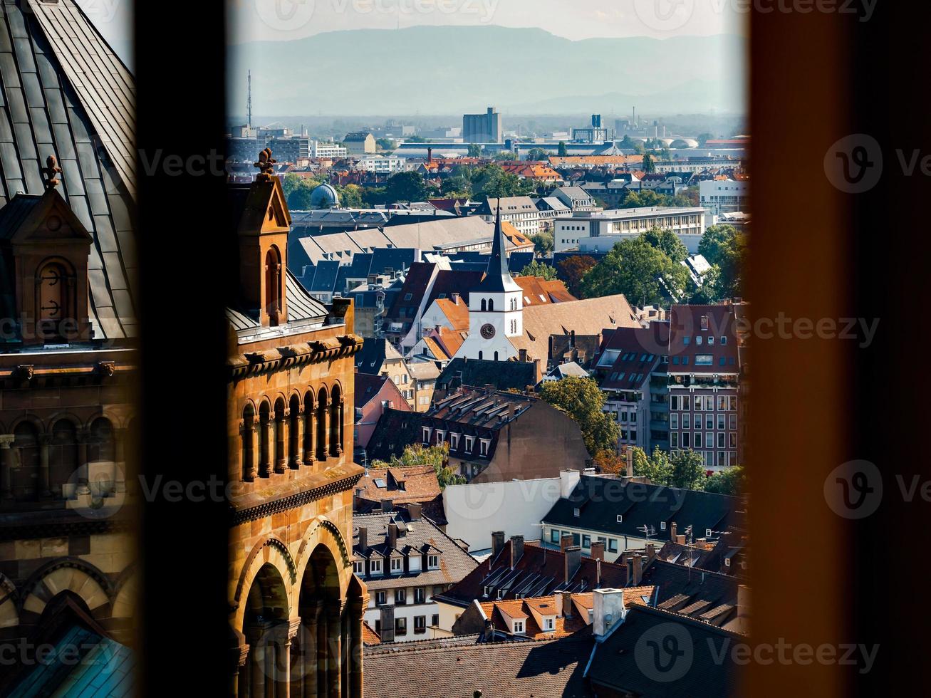 vue aérienne de la ville de strasbourg. journée ensoleillée. toits de tuiles rouges. photo