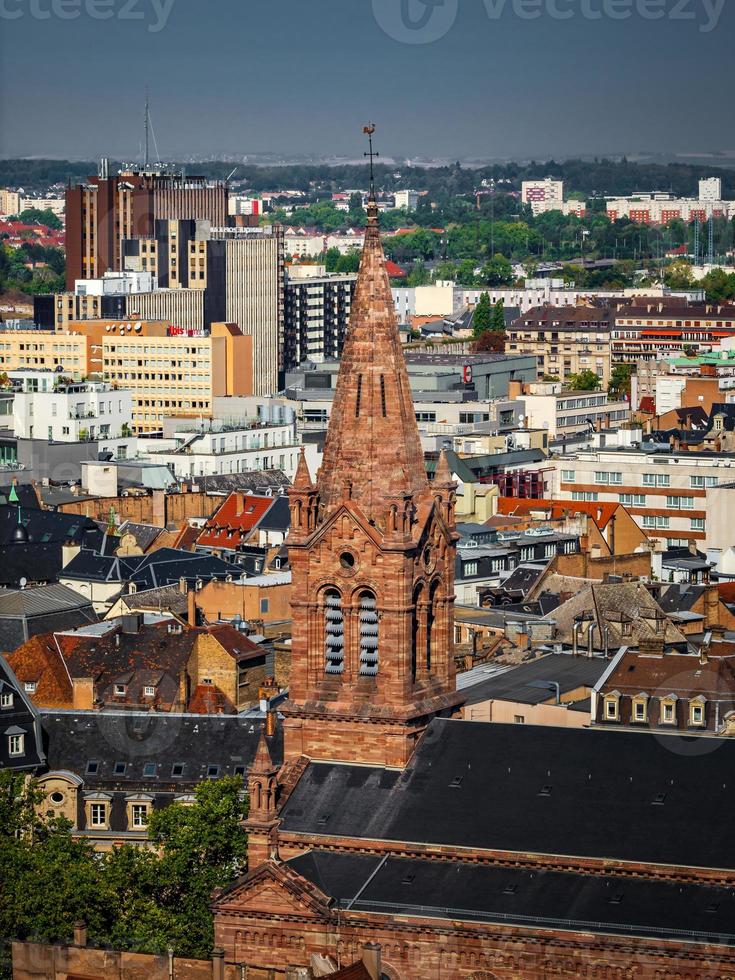 vue aérienne de la ville de strasbourg. journée ensoleillée. toits de tuiles rouges. photo