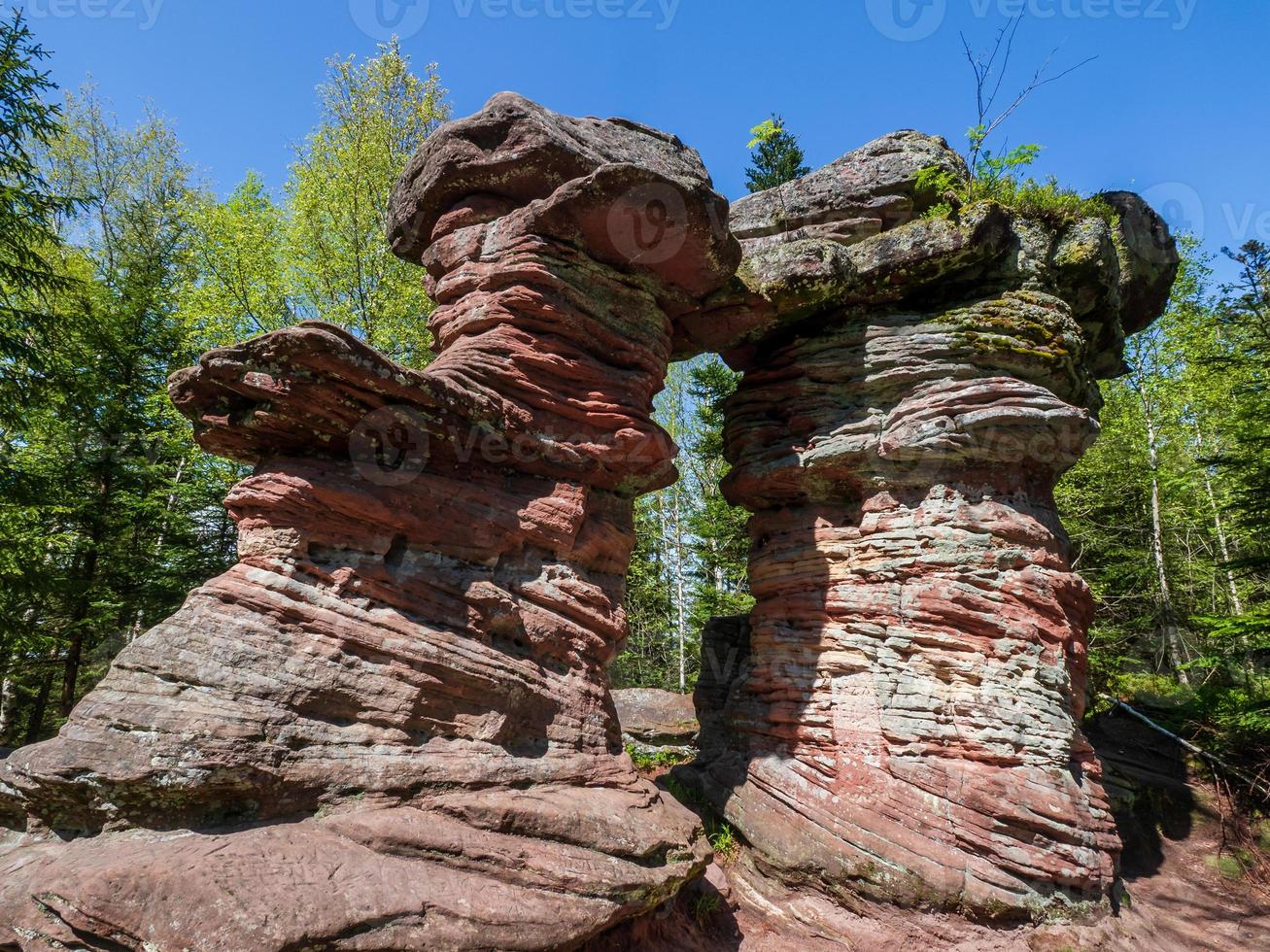 porte en pierre, structure mystérieuse dans les montagnes des vosges, france photo