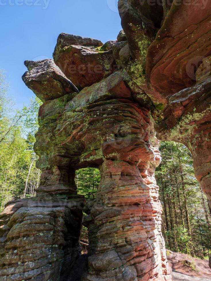 portail en pierre. mystérieuse structure dans la forêt dans les montagnes vosgiennes lieu de culte des anciens celtes. photo