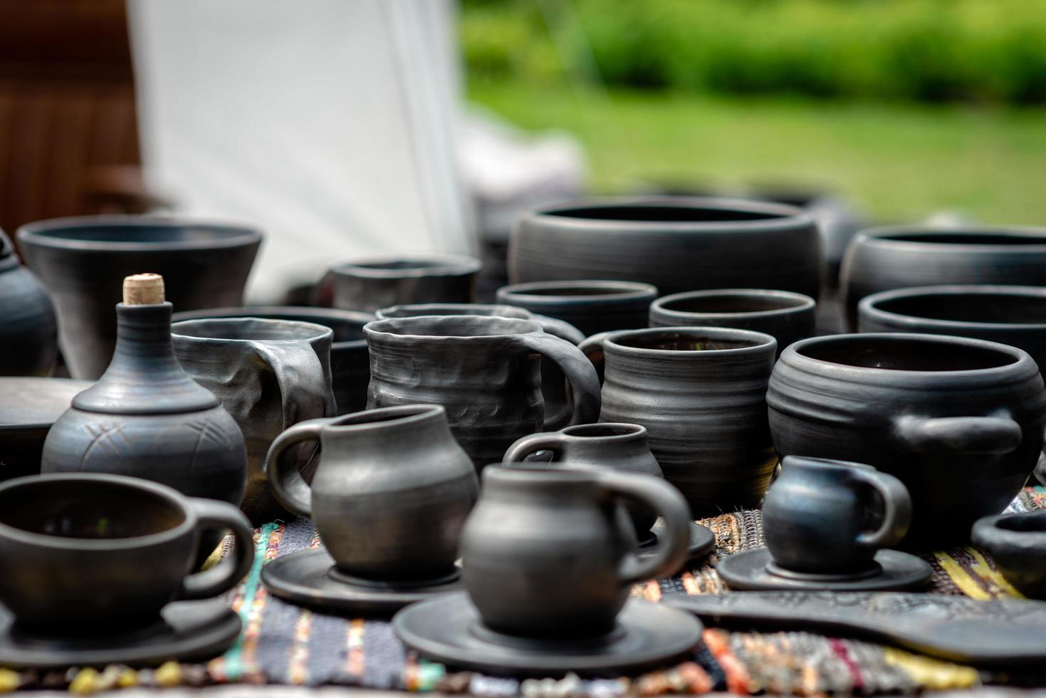 pots en argile naturels faits à la main. art de la céramique lettone - image photo