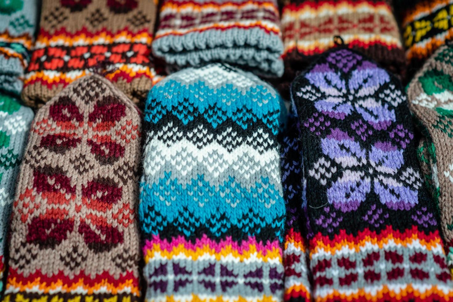mitaines et chaussettes en laine tricotées traditionnelles lettones photo