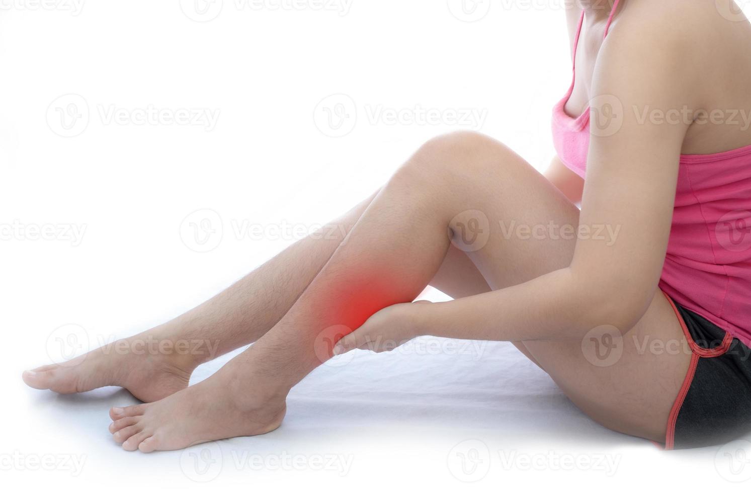 femme souffrant de douleur à la jambe photo